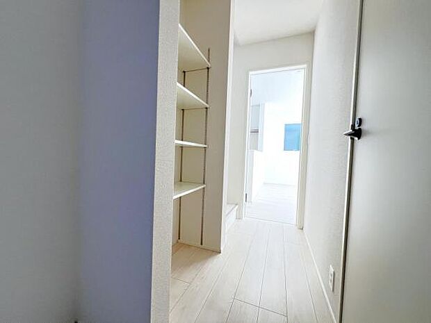 可動棚付いております。