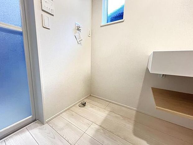 独立洗面台の横にはランドリースペースがございます。