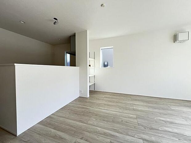 ご家族でゆったり食事が楽しめるダイニングスペースです。