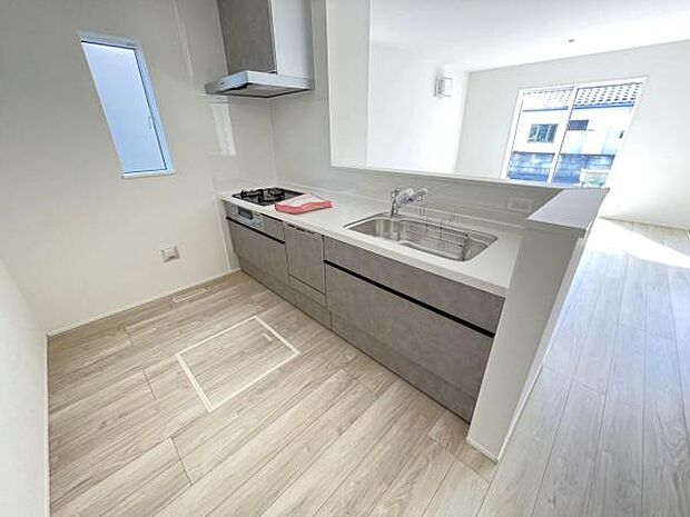 作業スペースが広く家事動線をゆったりと確保できるキッチンです。