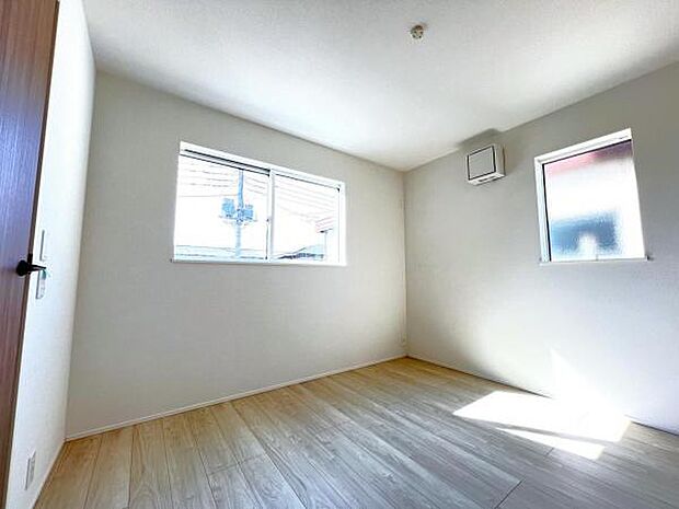 2面採光の明るい洋室です。