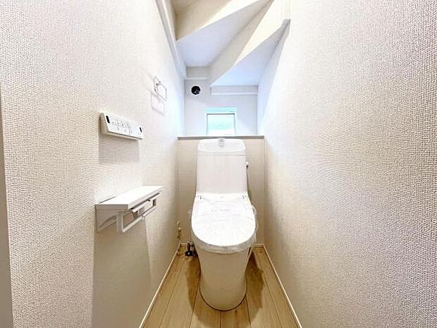 シャワー洗浄機能付のトイレは、清潔感が印象的な空間ですね。