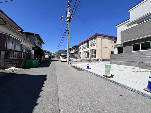 前面道路を含めた現地写真です。ぜひ周辺環境も併せてご覧ください。