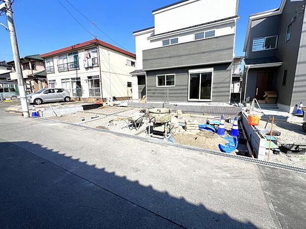 駐車場ももちろん完備しておりますのでお車所有の方にも心強いです。