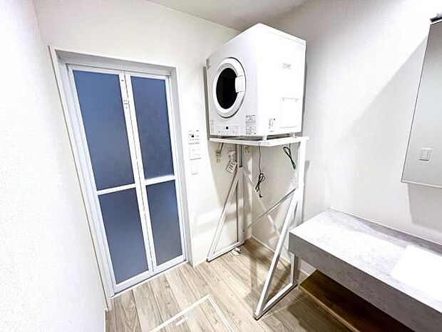 独立洗面台の横にはランドリースペースがございます。