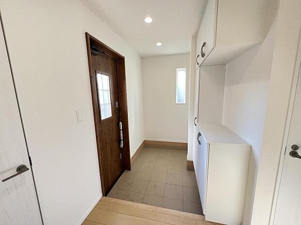 綺麗で明るい玄関でお客様をお迎えいただけます。