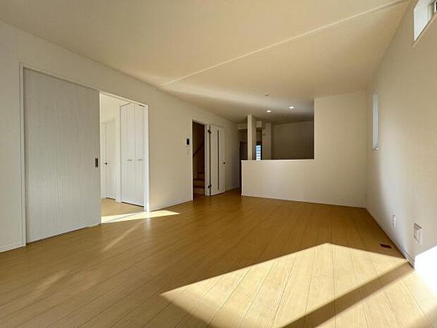 北から南に向かって撮影したリビングです。16.75帖のLDKです。