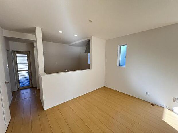 カウンターキッチン越しに会話も楽しめるダイニングキッチン。