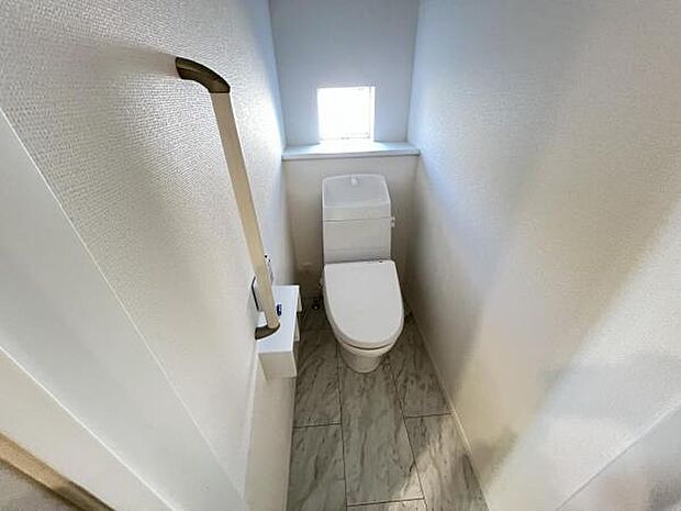 シャワー洗浄機能付のトイレは、清潔感が印象的な空間ですね。