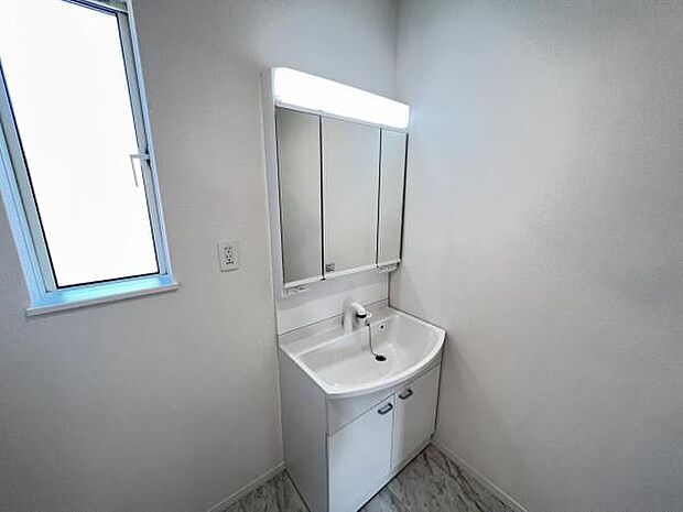 シャワー付き洗面化粧台です。手軽にシャンプーができ、お掃除もしやすいですね。