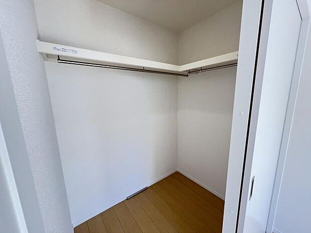 中の物を確認しやすく、取り出しやすいWIC。お部屋を広々とお使いいただけます。