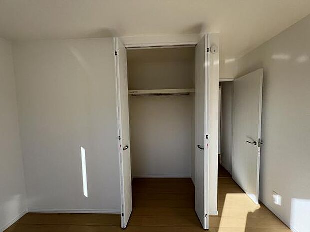 掃除機を収納するクローゼットにコンセントがあると便利です。プチリフォームはいかがでしょうか？