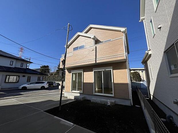 建物を南から撮影した画像です。