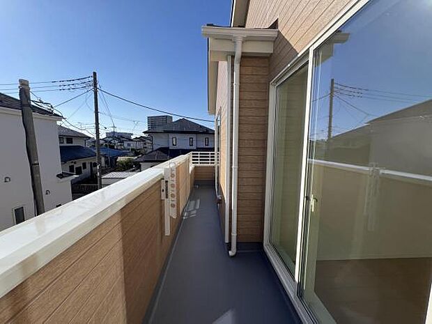 東端から撮影したバルコニーです。主寝室と洋室をバルコニーから行き来できます。