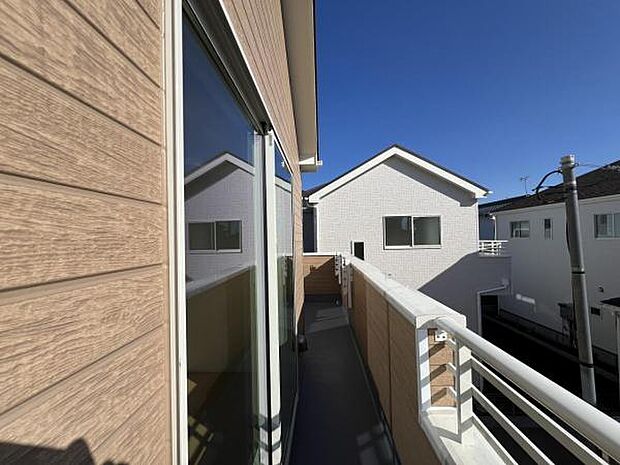 主寝室側の西端から撮影したバルコニーです。