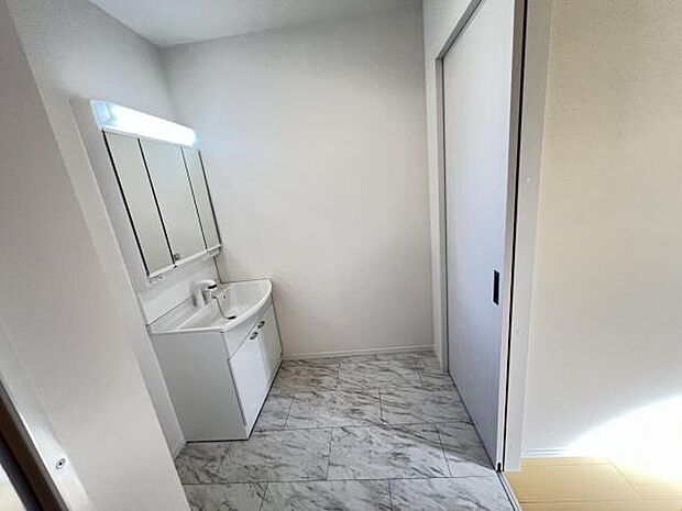 快適で清潔感がある脱衣スペースです。