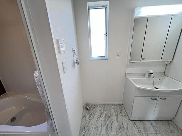 独立洗面台の横にはランドリースペースがございます。