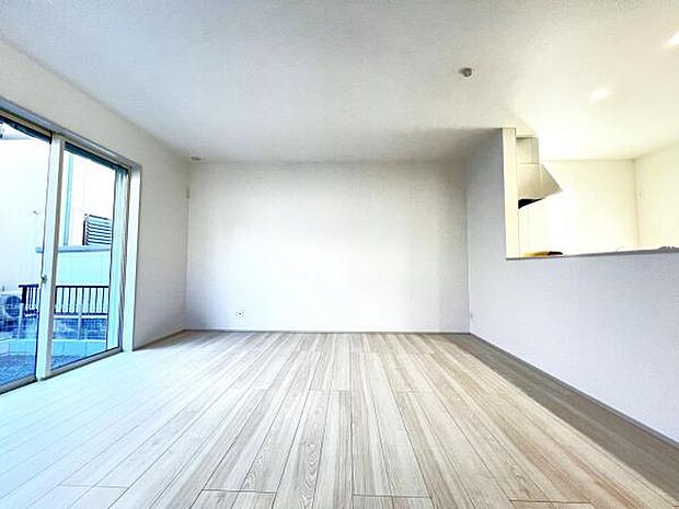 ご家族でゆったり食事が楽しめるダイニングスペースです。