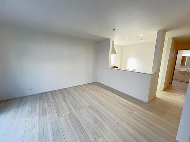 カウンターキッチン越しに会話も楽しめるダイニングキッチン。