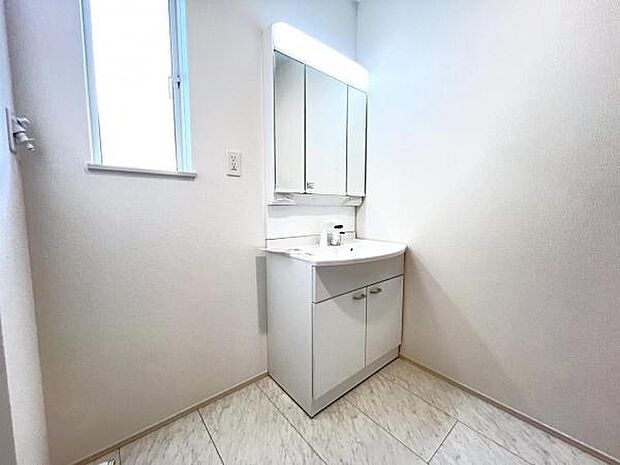 シャワー付き洗面化粧台です。手軽にシャンプーができ、お掃除もしやすいですね。