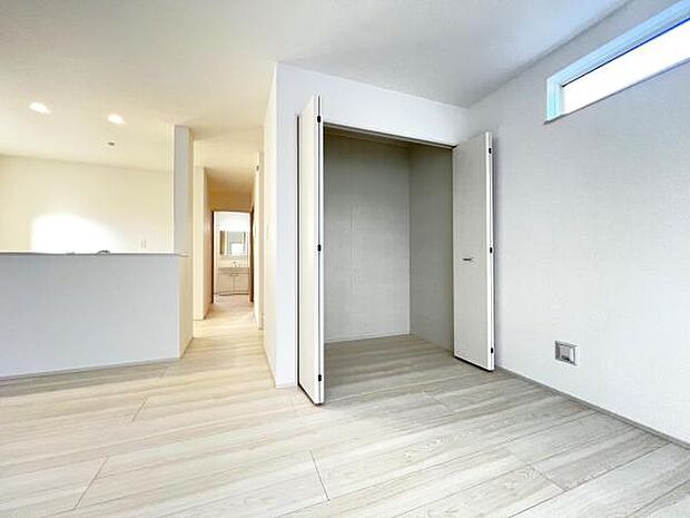 いつでもお部屋をスッキリお使い頂ける収納スペースを設置。