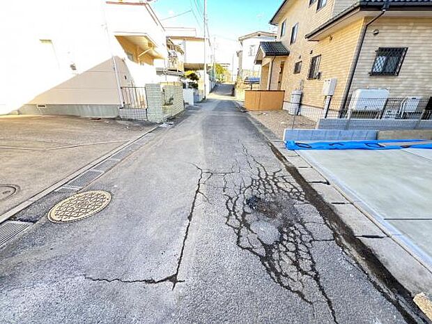 前面道路を含めた現地写真です。ぜひ周辺環境も併せてご覧ください。