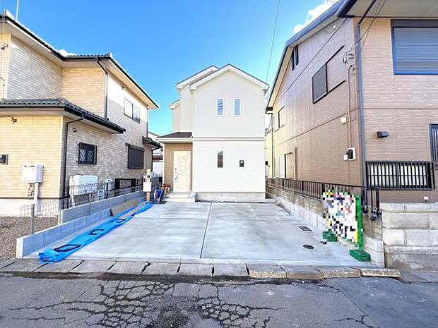 駐車場です。前面道路との高低差も少なく、スムーズに出入りできます。