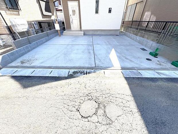 駐車場です。前面道路との高低差も少なく、スムーズに出入りできます。