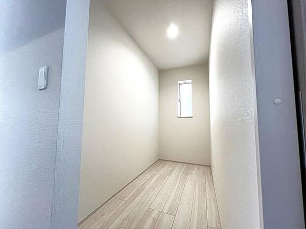 収納力のあるパントリーです。