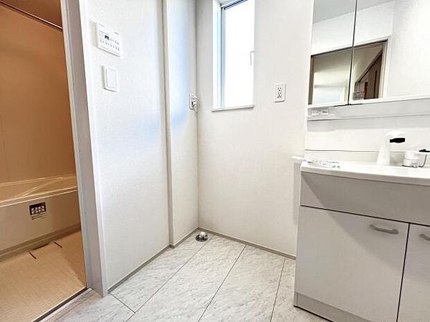 独立洗面台の横にはランドリースペースがございます。