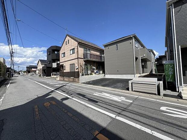 前面道路を含めた現地写真です。ぜひ周辺環境も併せてご覧ください。