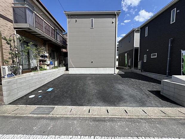 セカンドカーにも便利な並列駐車2台可能です。
