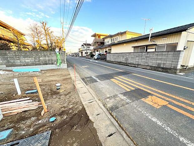 前面道路を含めた現地写真です。ぜひ周辺環境も併せてご覧ください。