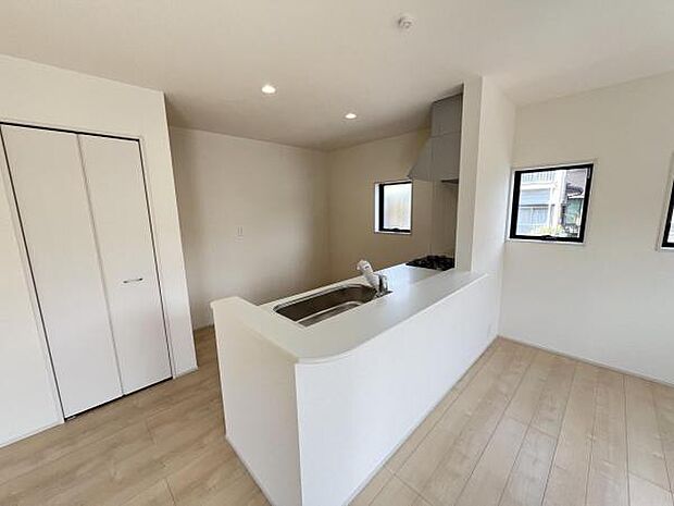 お食事中もキッチンと会話が楽しめるダイニングスペース。