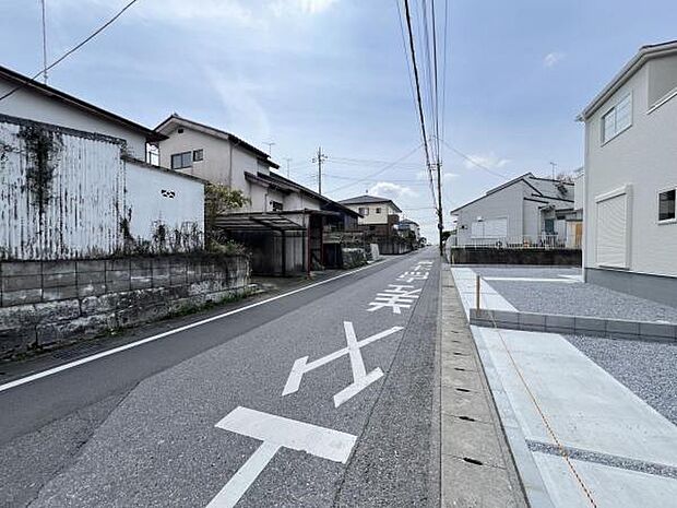 前面道路を含めた現地写真です。ぜひ周辺環境も併せてご覧ください。