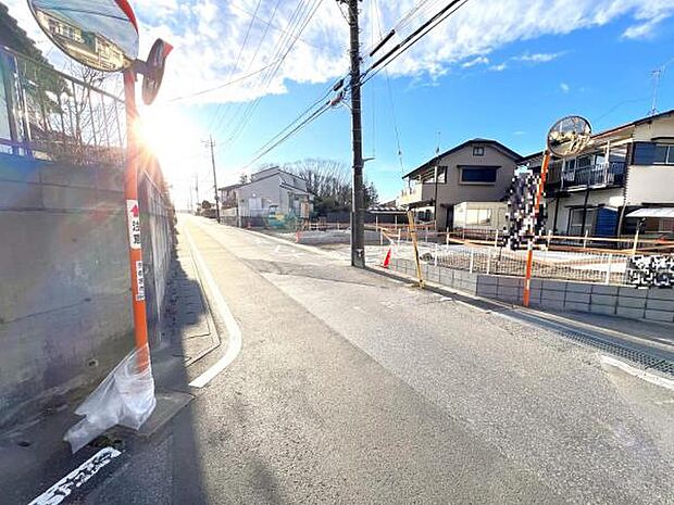 前面道路を含めた現地写真です。ぜひ周辺環境も併せてご覧ください。