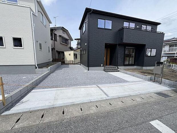 3台駐車可能なので、ご家族で複数台所有する際や来客時に役立ちます。