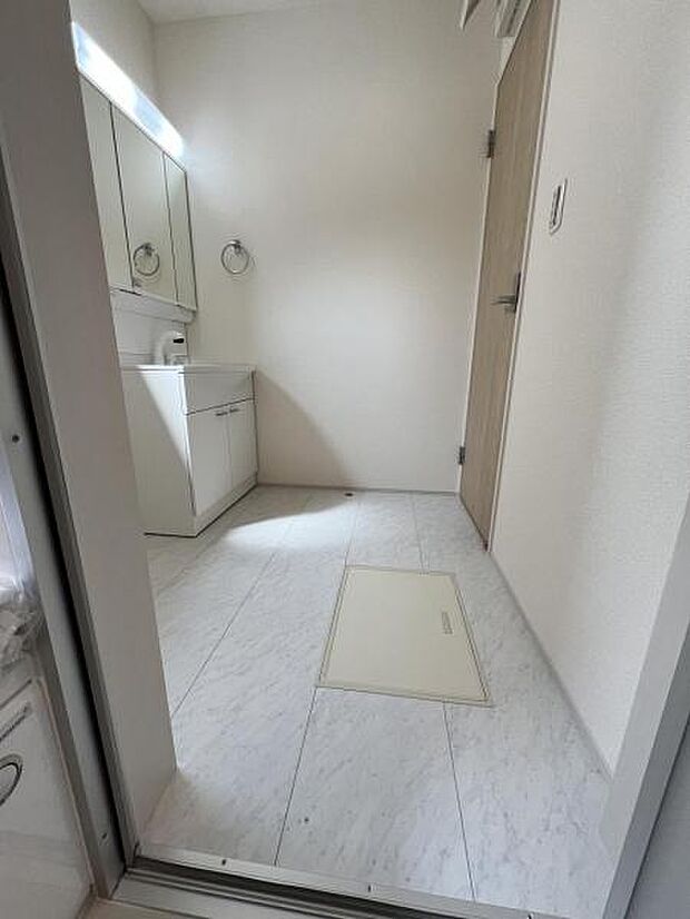 脱衣所は小さなお子様がいるご家庭にも重宝されます。