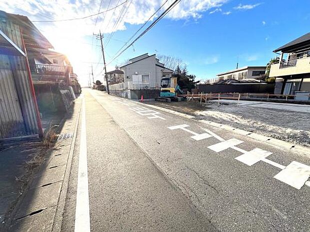 前面道路を含めた現地写真です。ぜひ周辺環境も併せてご覧ください。