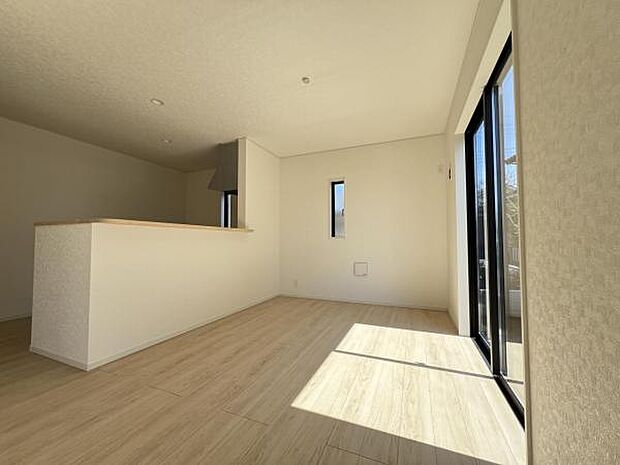 お食事中もキッチンと会話が楽しめるダイニングスペース。