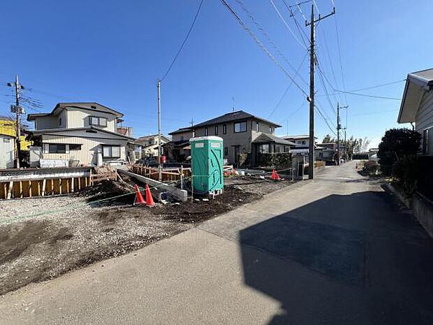 前面道路です。住宅地につき落ち着いた新生活を始められそうです。