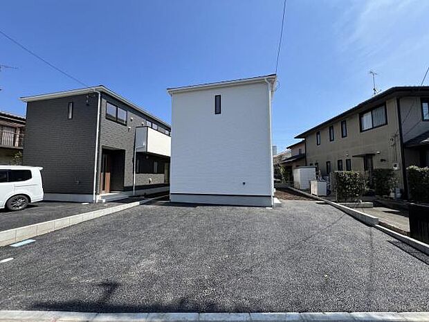 セカンドカーにも便利な並列駐車2台可能です。