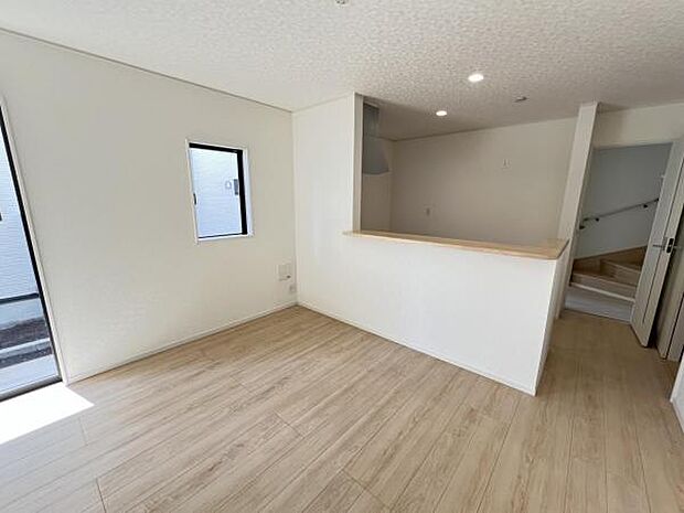 お食事中もキッチンと会話が楽しめるダイニングスペース。