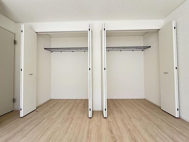 いつでもお部屋をスッキリお使い頂ける収納スペースを設置。