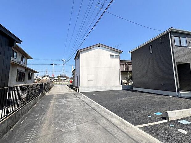 前面道路を含めた現地写真です。ぜひ周辺環境も併せてご覧ください。