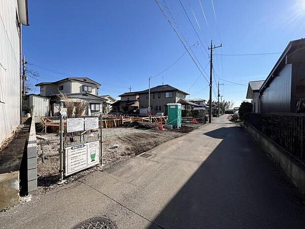 前面道路です。住宅地につき落ち着いた新生活を始められそうです。
