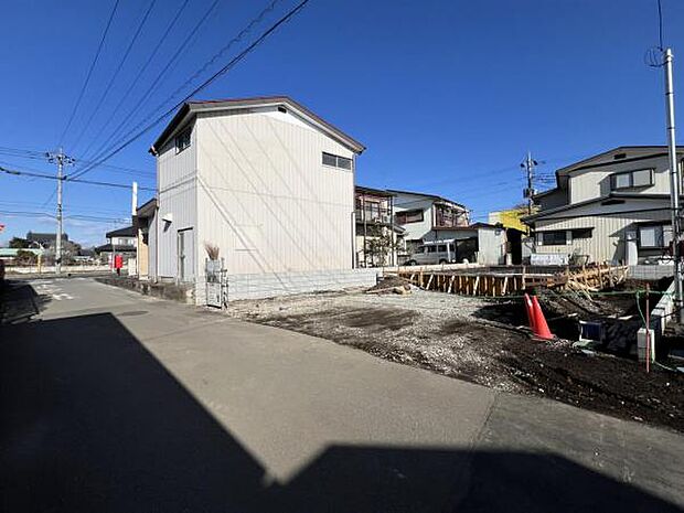 前面道路を含めた現地写真です。ぜひ周辺環境も併せてご覧ください。