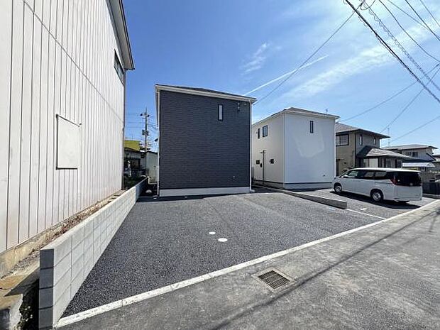 セカンドカーにも便利な並列駐車2台可能です。