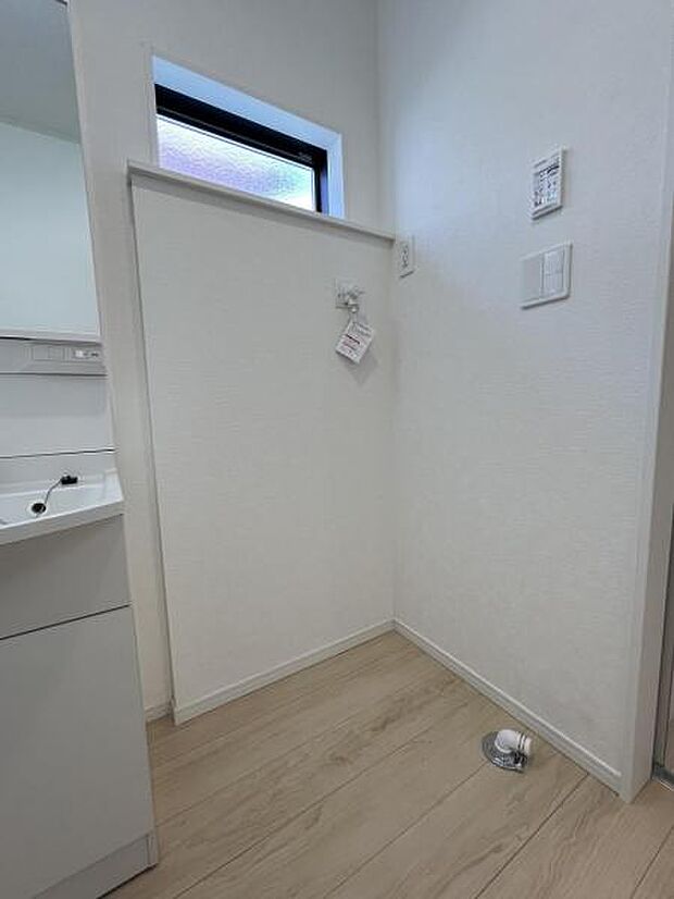 独立洗面台の横にはランドリースペースがございます。