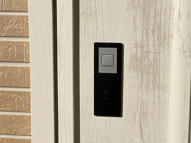 スマホケースやお財布にカードキーをいれておけば、かざすだけで簡単に玄関の開閉ができます。